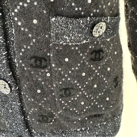 CHANEL wool knit cardigan size 38 FR 2022 Runway Authentic Retail 7800$ - Picture 3 of 13